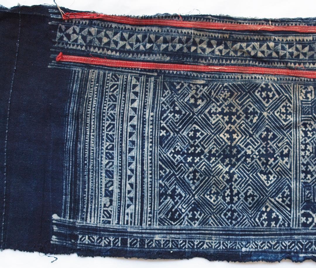 ラオスの古都で入手、モンの手書きバティック藍染　古布に描かれた多彩モチーフは何を