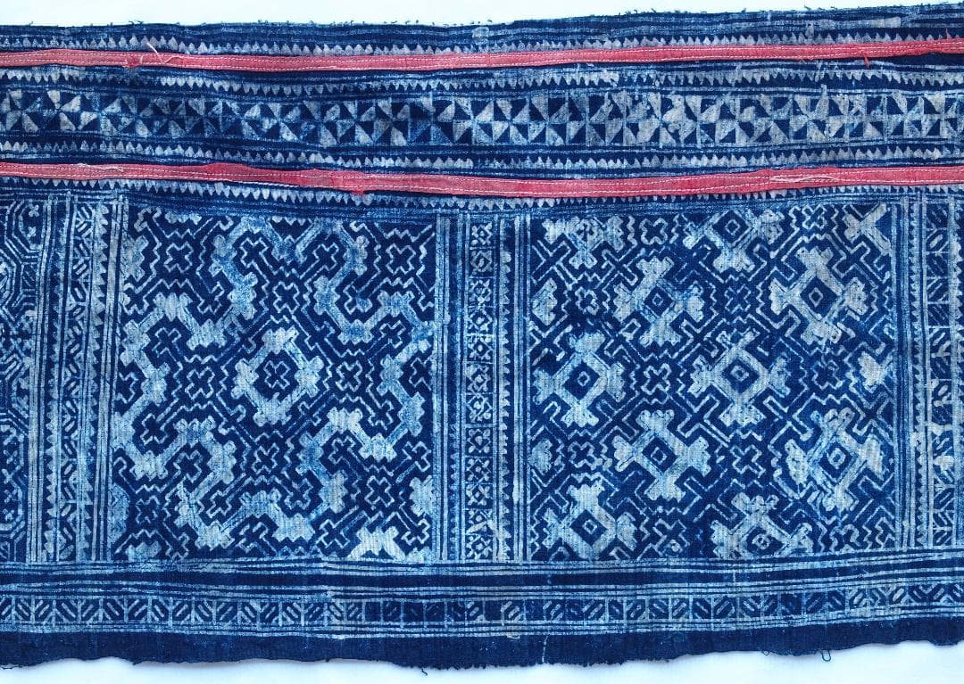 ラオスの古都で入手、モンの手書きバティック藍染　古布に描かれた多彩モチーフは何を