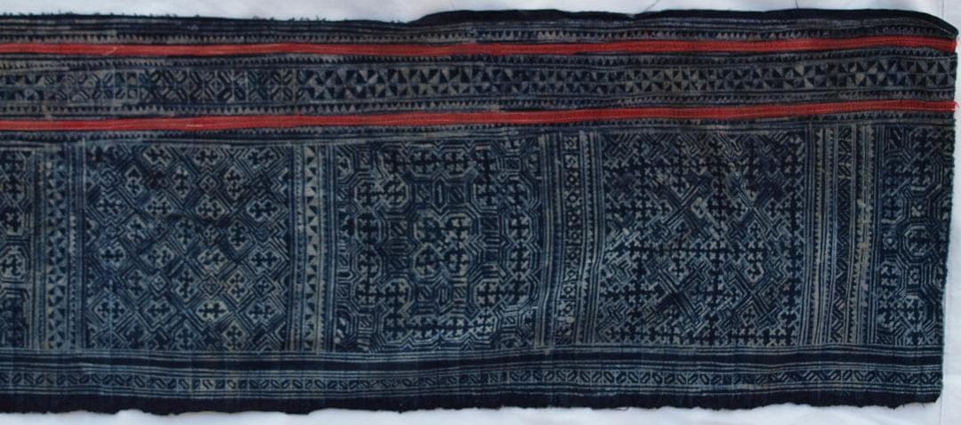 ラオスの古都で入手、モンの手書きバティック藍染　古布に描かれた多彩モチーフは何を