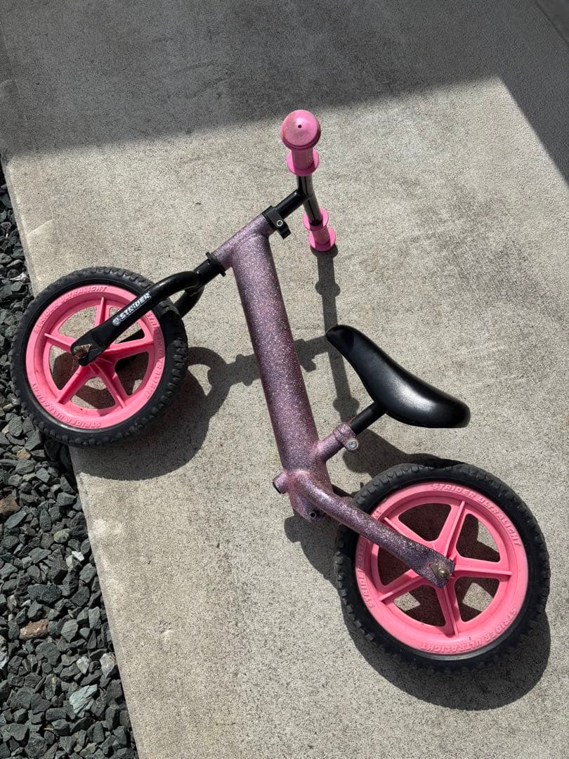 ストライダー　ラメ入り塗装カスタム　ピンク　バランスバイク