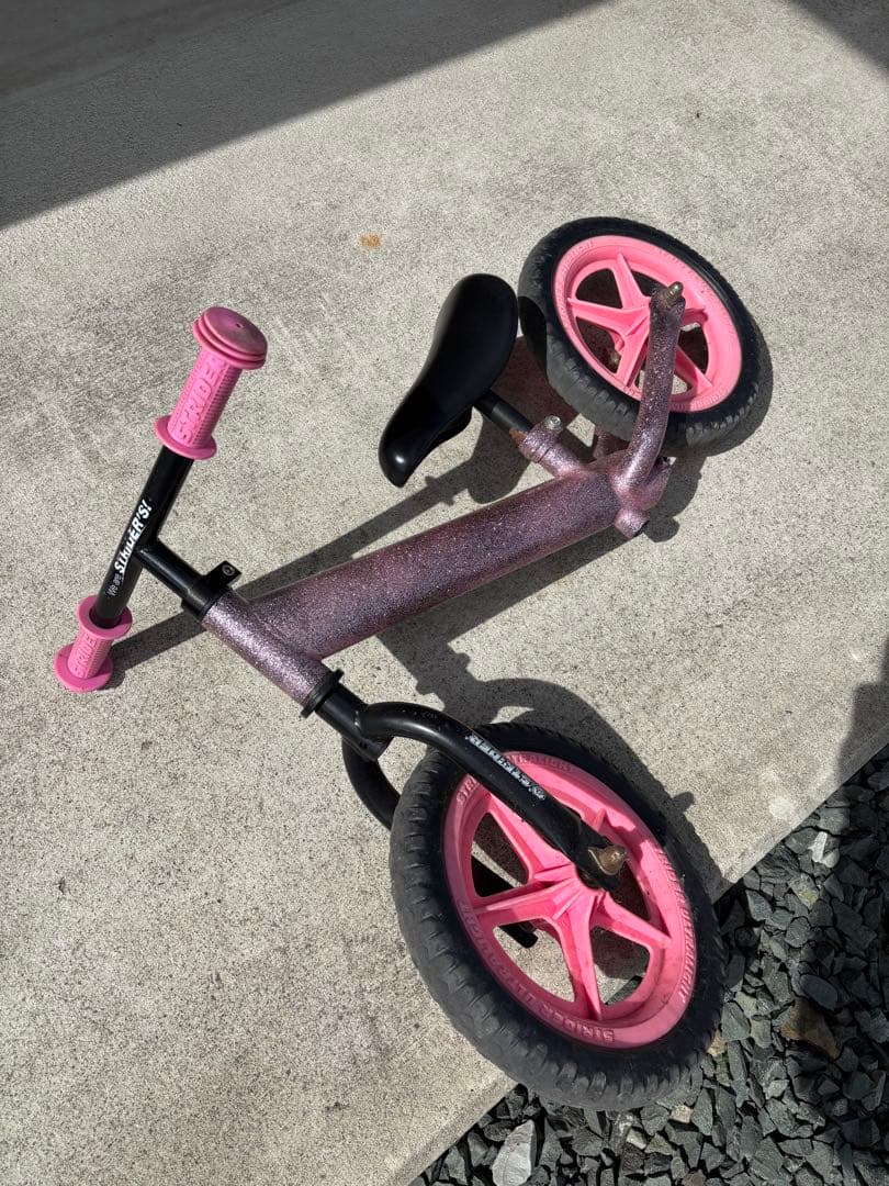 ストライダー　ラメ入り塗装カスタム　ピンク　バランスバイク