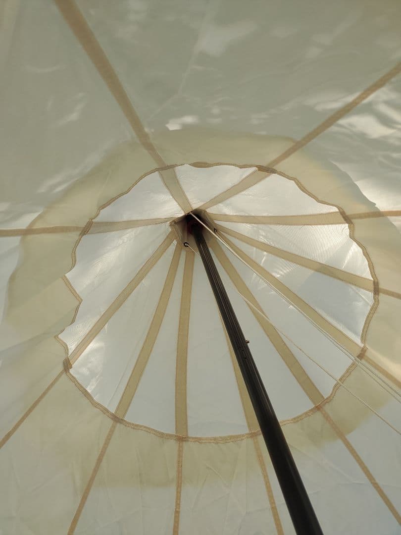 高さ3ｍで直径4ｍの化繊ワンポールテント