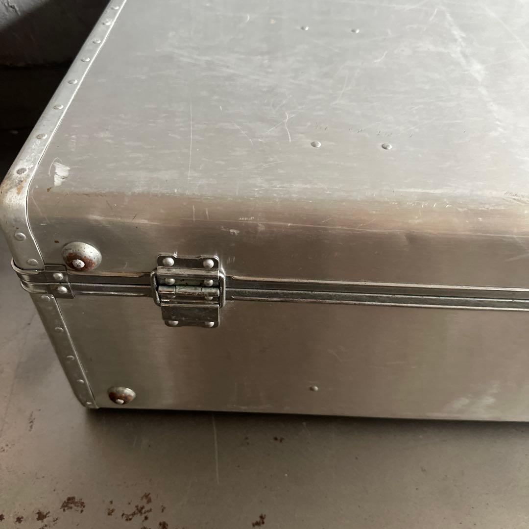 かっこよすぎるアルミニウム製大型スーツケース　収納やテーブルにしたらカッコいい