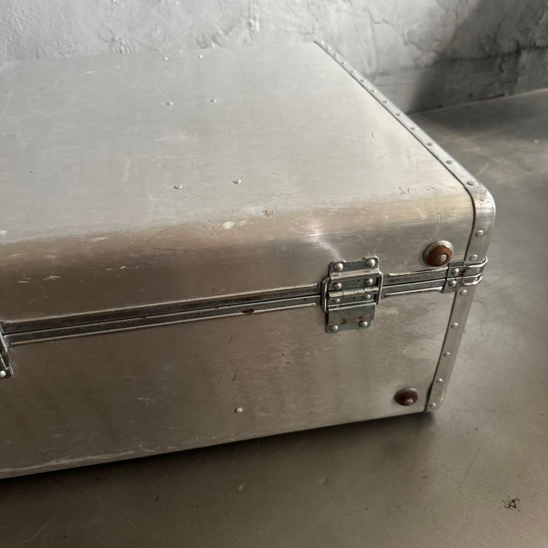 かっこよすぎるアルミニウム製大型スーツケース　収納やテーブルにしたらカッコいい