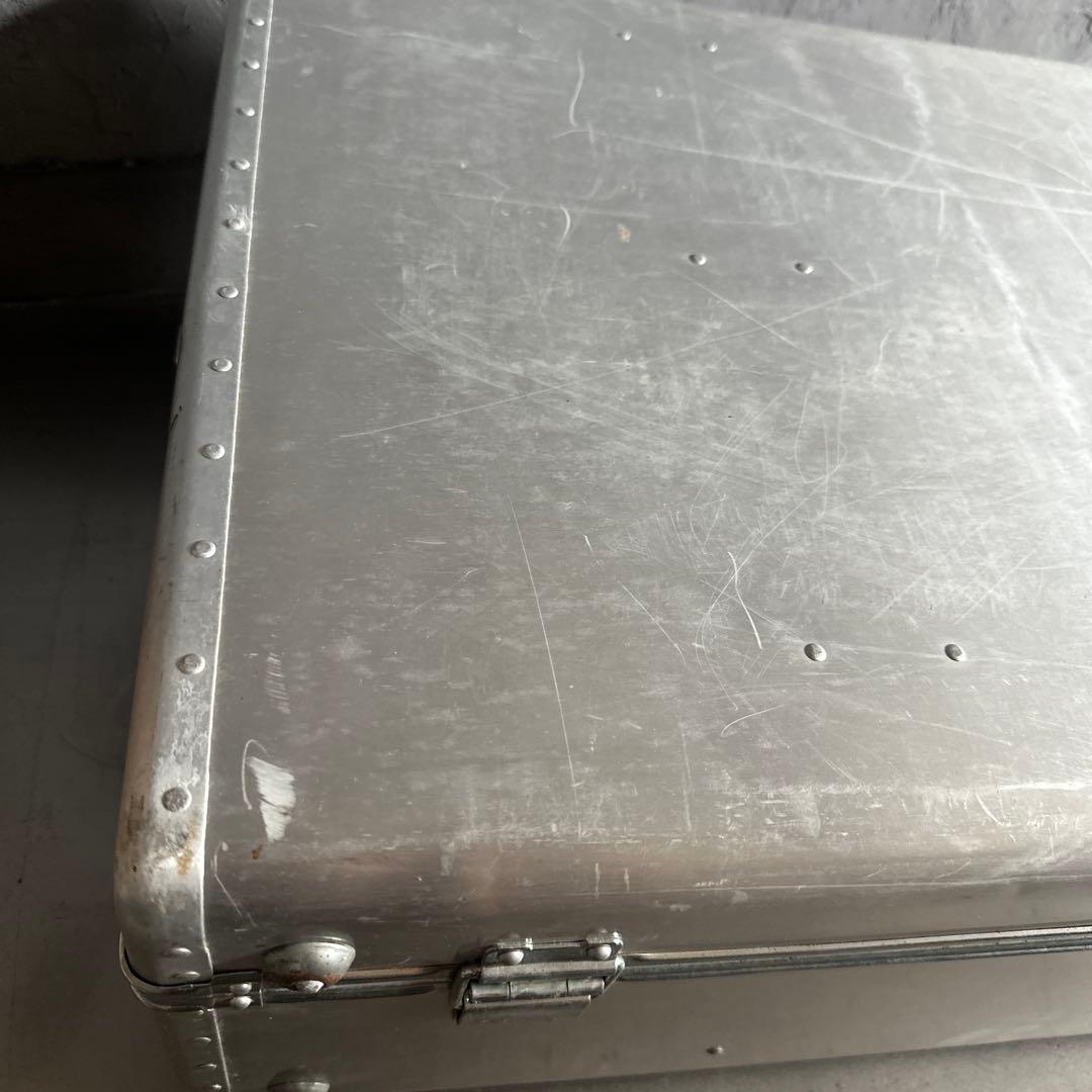 かっこよすぎるアルミニウム製大型スーツケース　収納やテーブルにしたらカッコいい