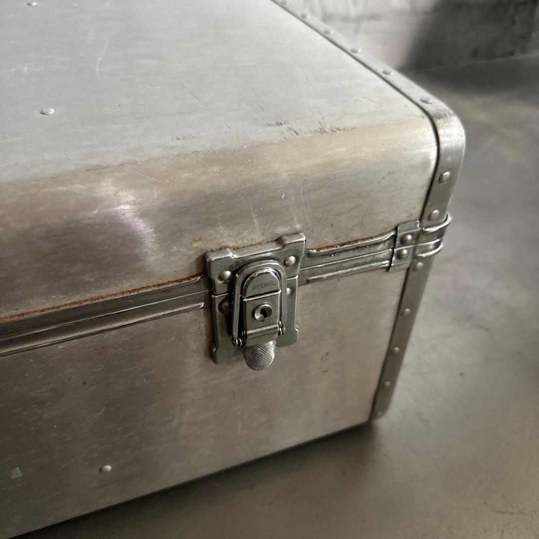 かっこよすぎるアルミニウム製大型スーツケース　収納やテーブルにしたらカッコいい