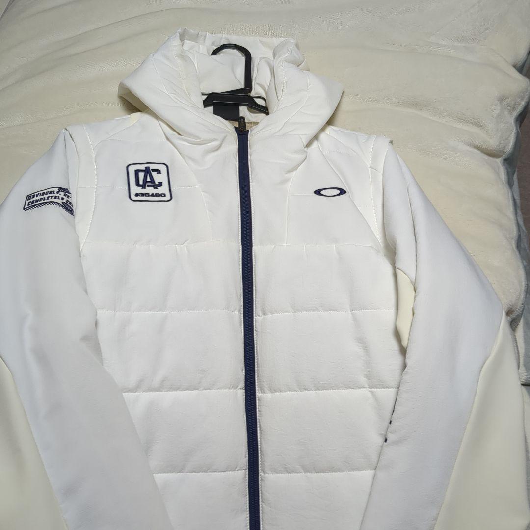オークリー フード付き中綿入り 袖着脱可能 ホワイト XL未使用品！