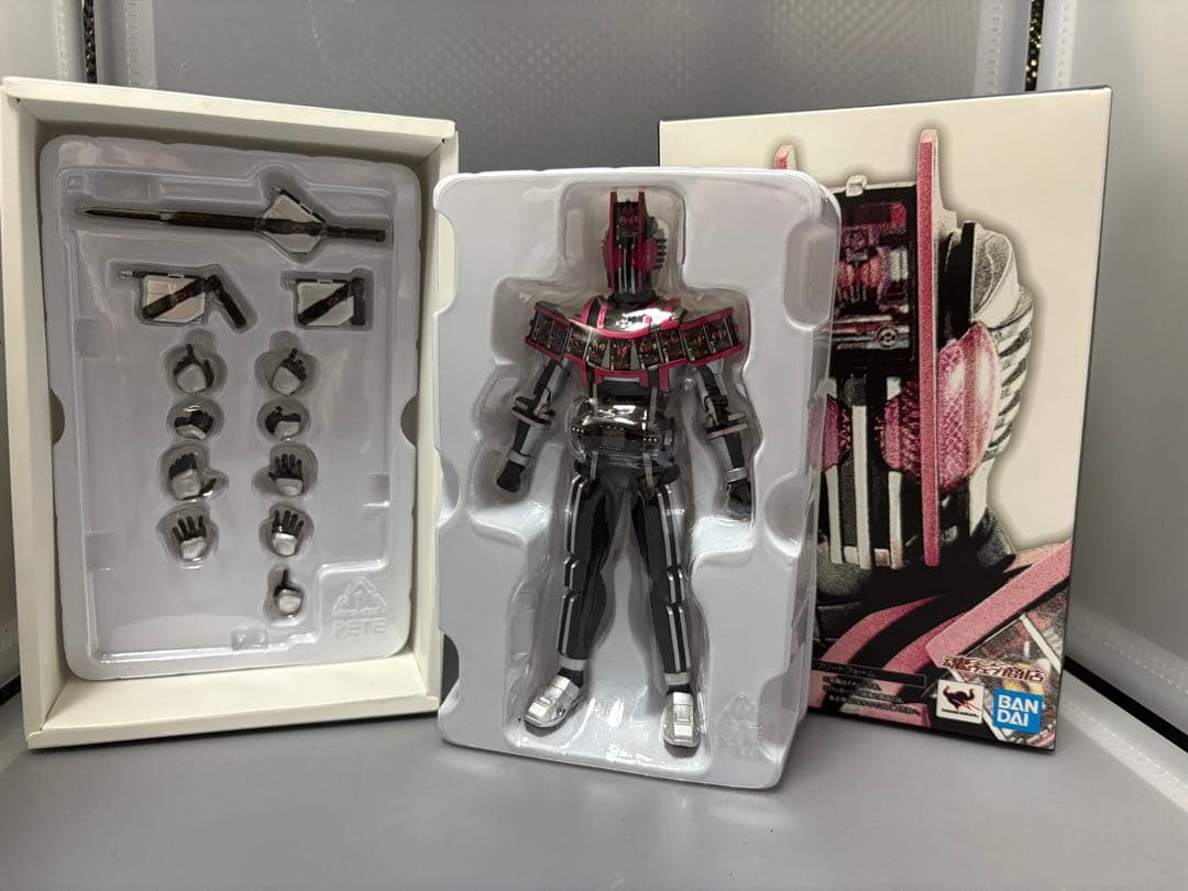 フィギュアーツ 仮面ライダー　ディケイド　コンプリートフォーム　美品