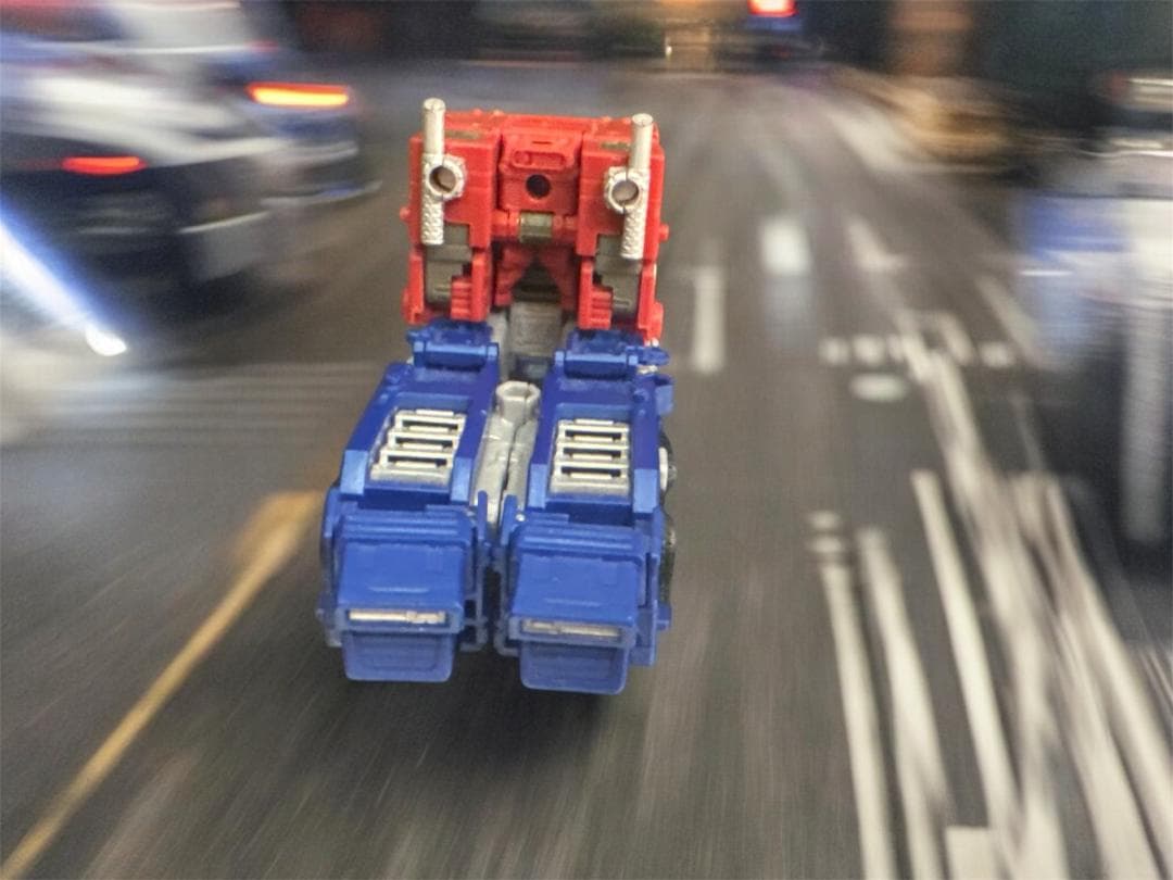 トランスフォーマーアースライズ オプティマス・プライム: リーダークラス