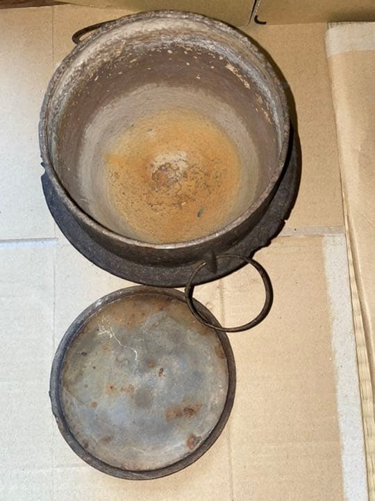 茶釜？　ご飯釜？　鉄器　骨董　アンティーク　釜　金寿堂　だと思います。
