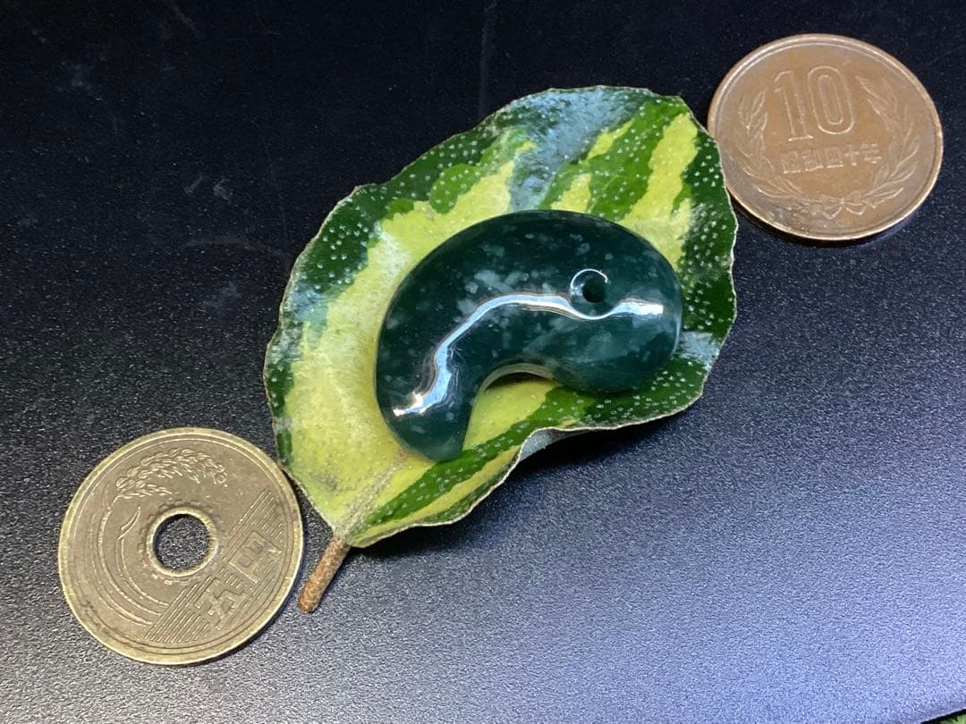 糸魚川翡翠【入りコン沢】勾玉　今年2度目の大当たり特大原石より極上高品質　鑑別書