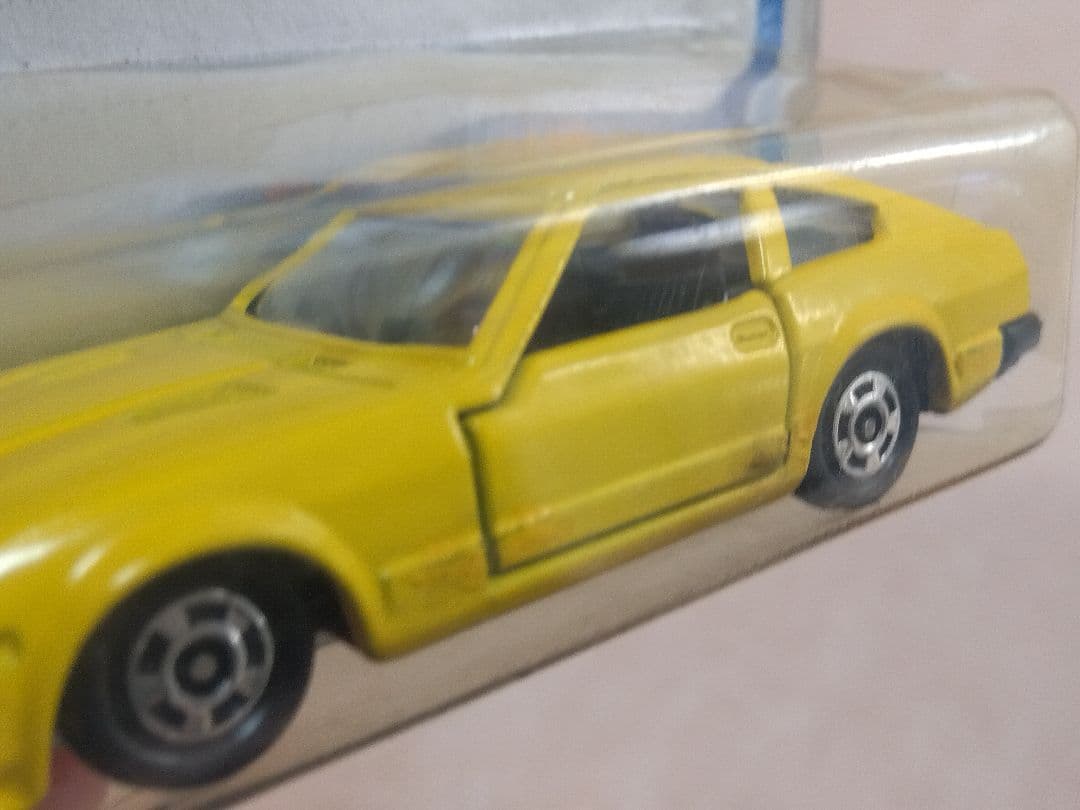 トミカ 古い 黄色のスポーツカー おまけのパトカー付き ※最低の値下げ価格です。