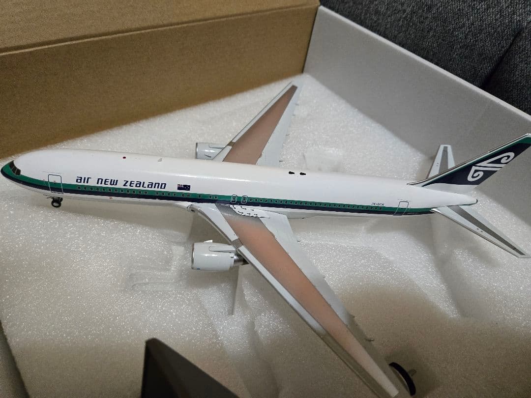 B767-300 ニュージーランド航空 1/200 INFLIGHT