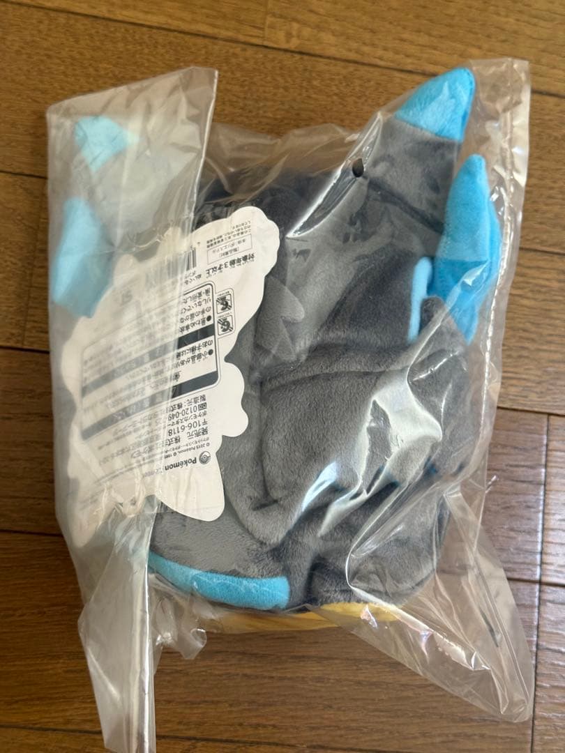 【未開封品】ポケセン限定 ぬいぐるみ メガリザードンXのポンチョを着たピカチュウ