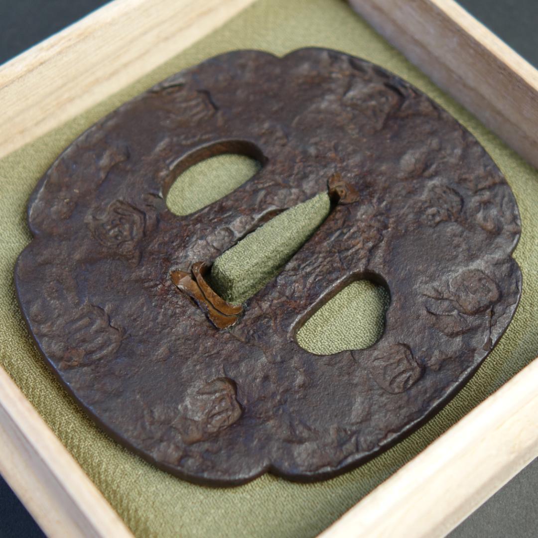 【刻印散図鐔 銘 山城国 天法】(鑑定書有) 刀装具 鐔 鍔 日本刀 武具 骨董