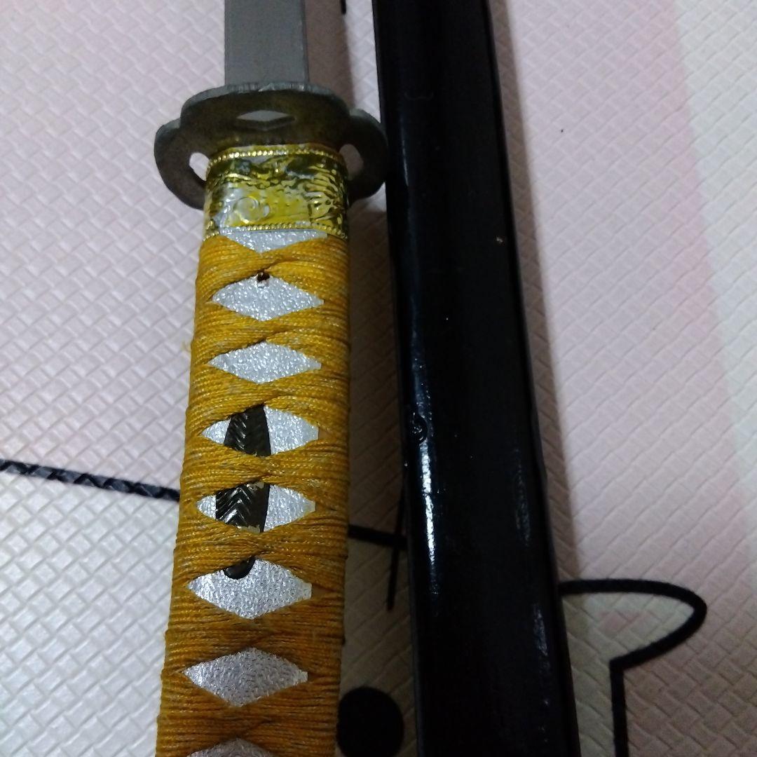 刀 黒と黄色のグリップ　模造刀　レプリカ　玩具