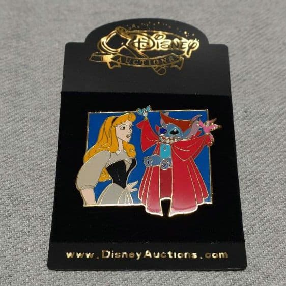 【レア】DisneyAuctions スティッチ&眠れる森の美女柄 ピンバッジ