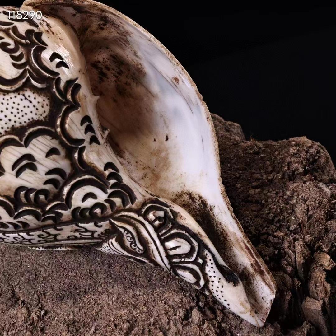 中国古美術・旧蔵蔵伝工芸 ・彫刻「蓮花生師匠」仏像・天然サザエ彫り・右旋法螺法器