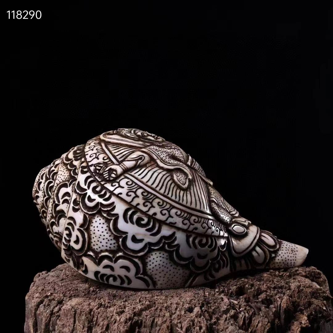 中国古美術・旧蔵蔵伝工芸 ・彫刻「蓮花生師匠」仏像・天然サザエ彫り・右旋法螺法器