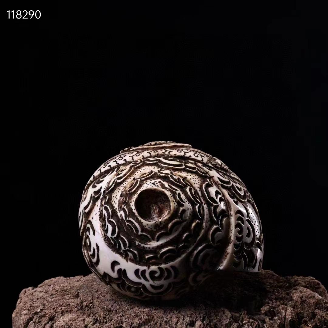 中国古美術・旧蔵蔵伝工芸 ・彫刻「蓮花生師匠」仏像・天然サザエ彫り・右旋法螺法器