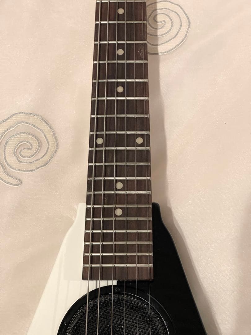 ‪·͜· 　K-garage Junior アンプ内蔵 ミニギターV型 白黒