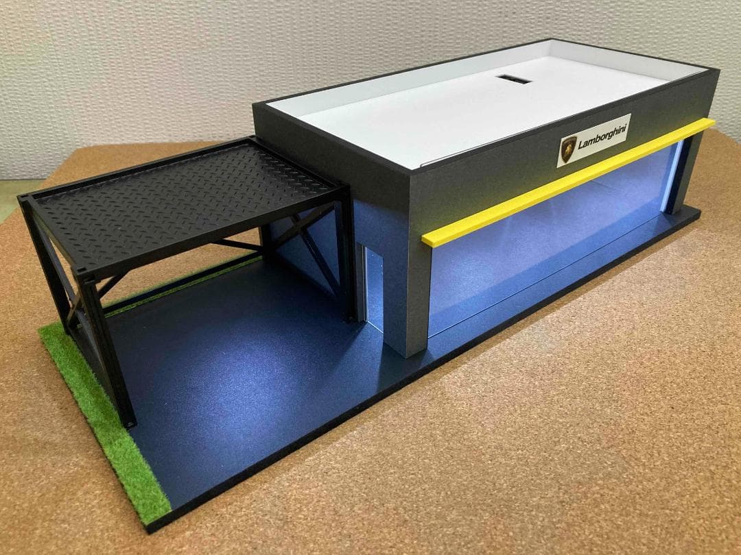 ミニカー用ジオラマ：1/43 ショールーム＆ガレージⅢ（ダークグレー）外構仕上げ