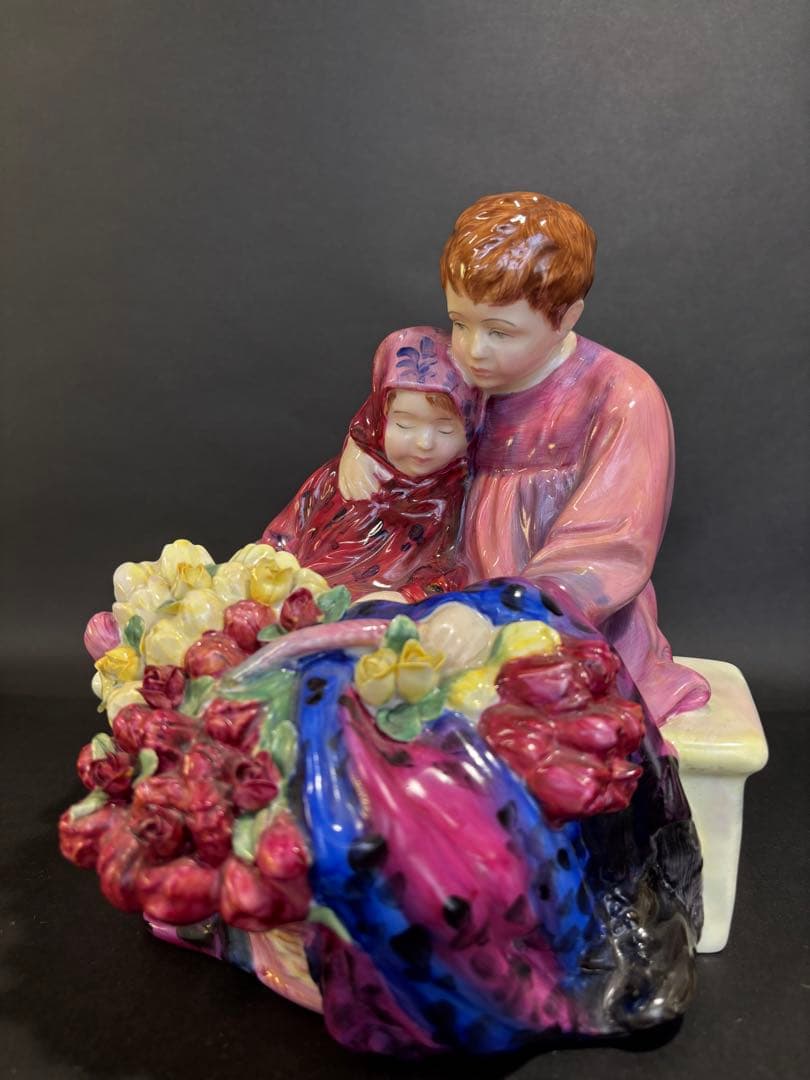 ロイヤルドルトン「フラワーセラーズ」置物　 Dalton