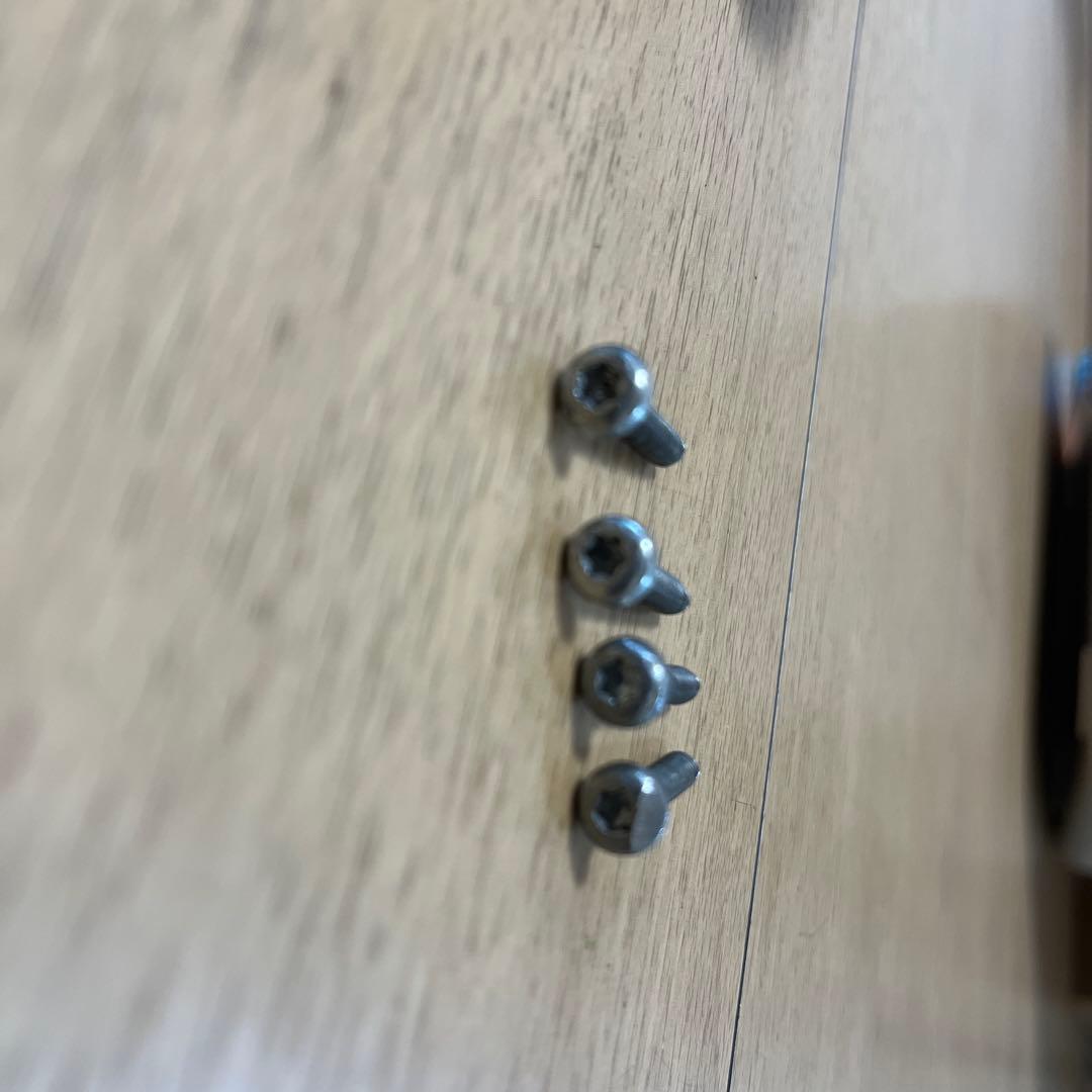 リモワスーツケース用キャスター4個セット(1個は半分壊れています)