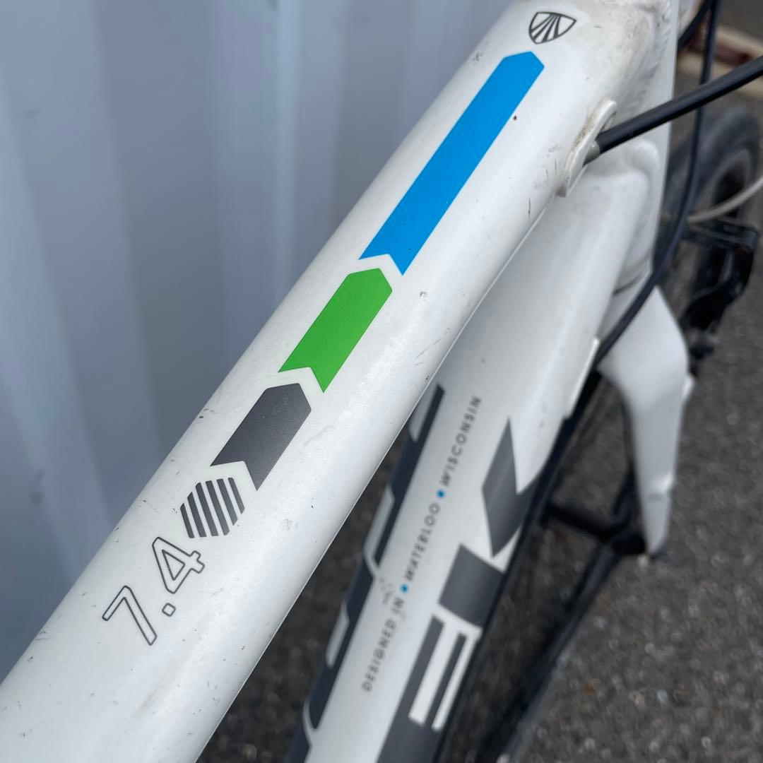 クロスバイク FX7.4 身長165-175cm 定価8.8万円 ホワイト