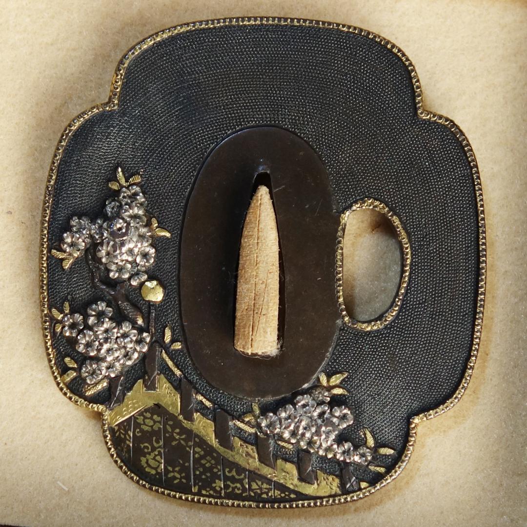 【桜花見図鍔 赤銅魚子地 高肉彫 鍍金銀】(鍔箱付き) 鍔 鐔 刀装具 武具