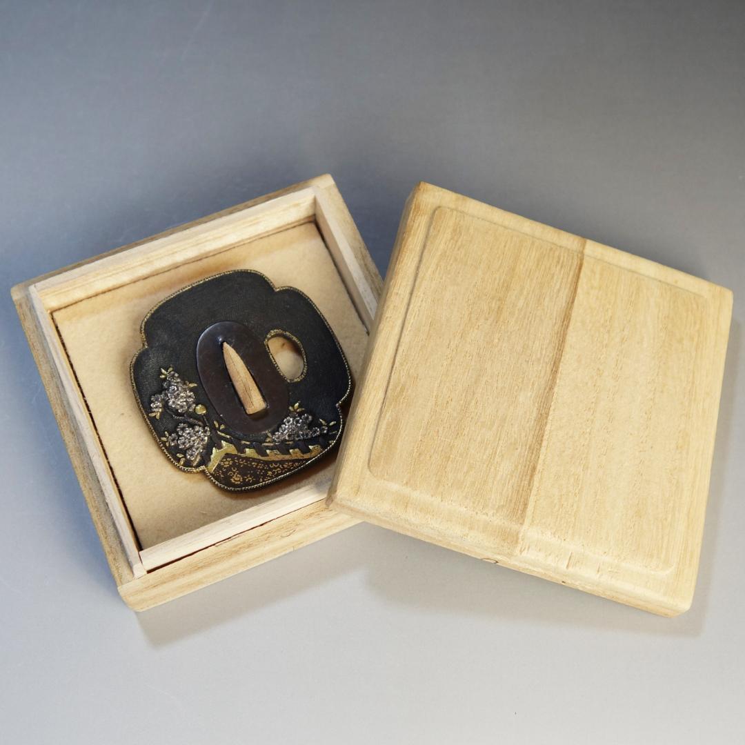 【桜花見図鍔 赤銅魚子地 高肉彫 鍍金銀】(鍔箱付き) 鍔 鐔 刀装具 武具