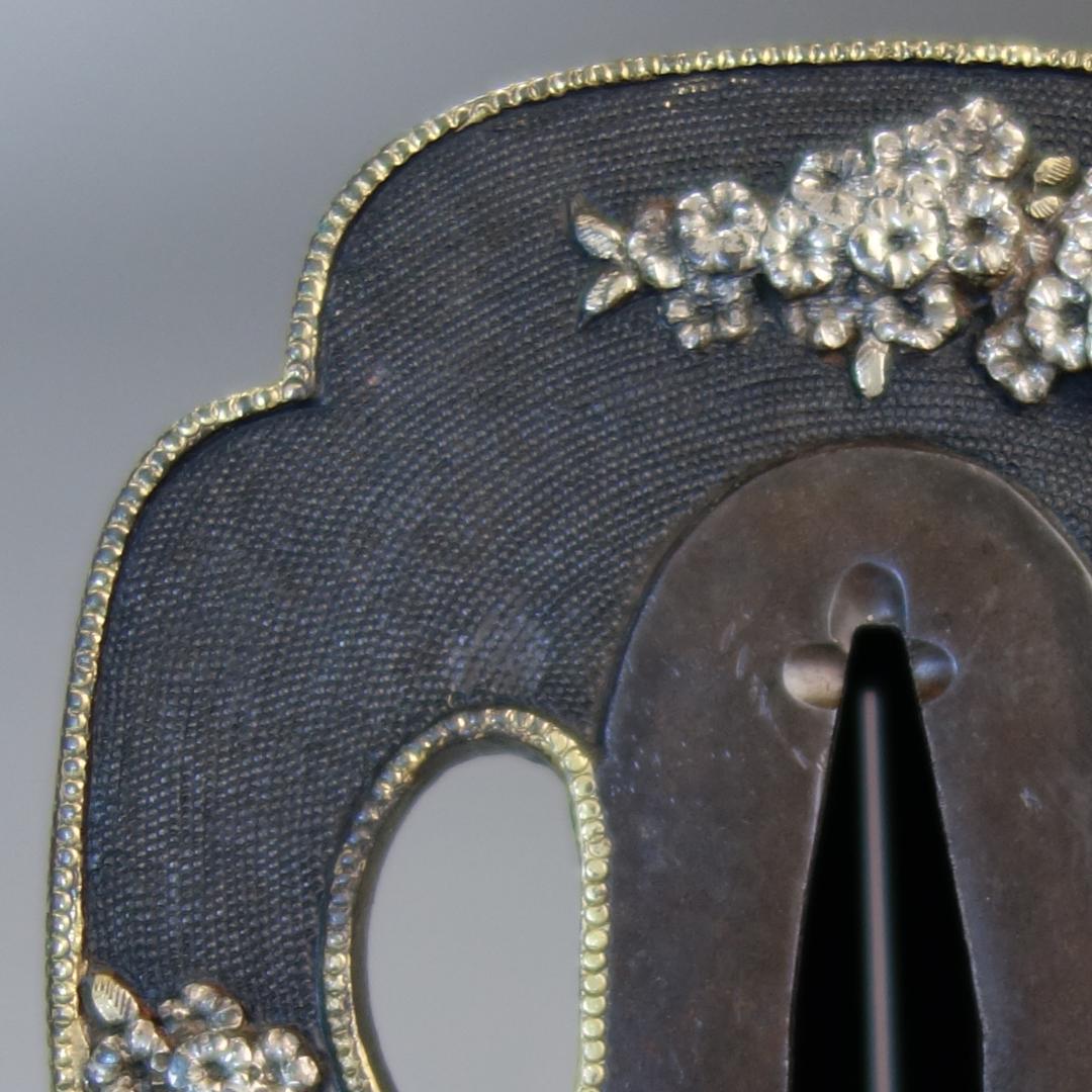 【桜花見図鍔 赤銅魚子地 高肉彫 鍍金銀】(鍔箱付き) 鍔 鐔 刀装具 武具