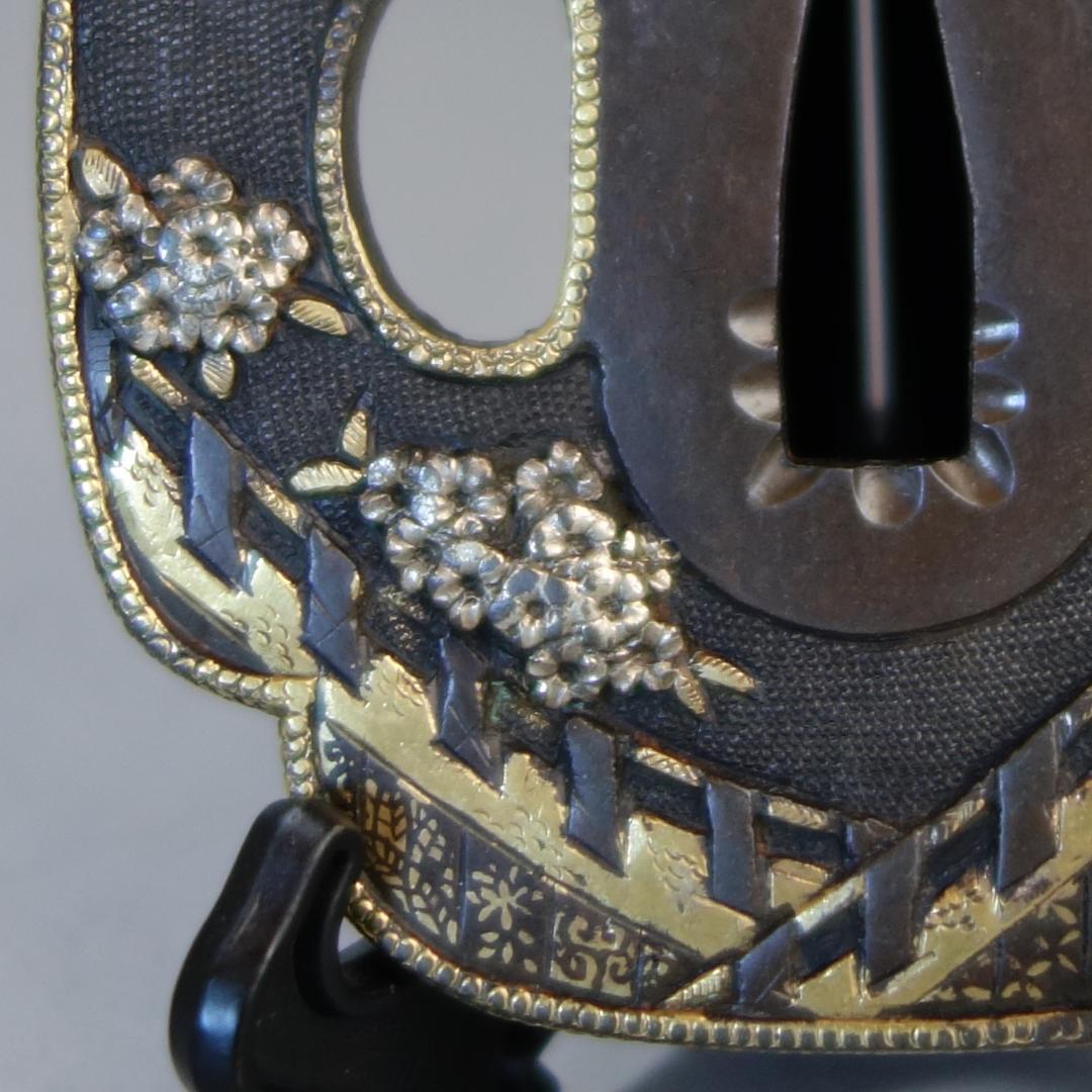 【桜花見図鍔 赤銅魚子地 高肉彫 鍍金銀】(鍔箱付き) 鍔 鐔 刀装具 武具