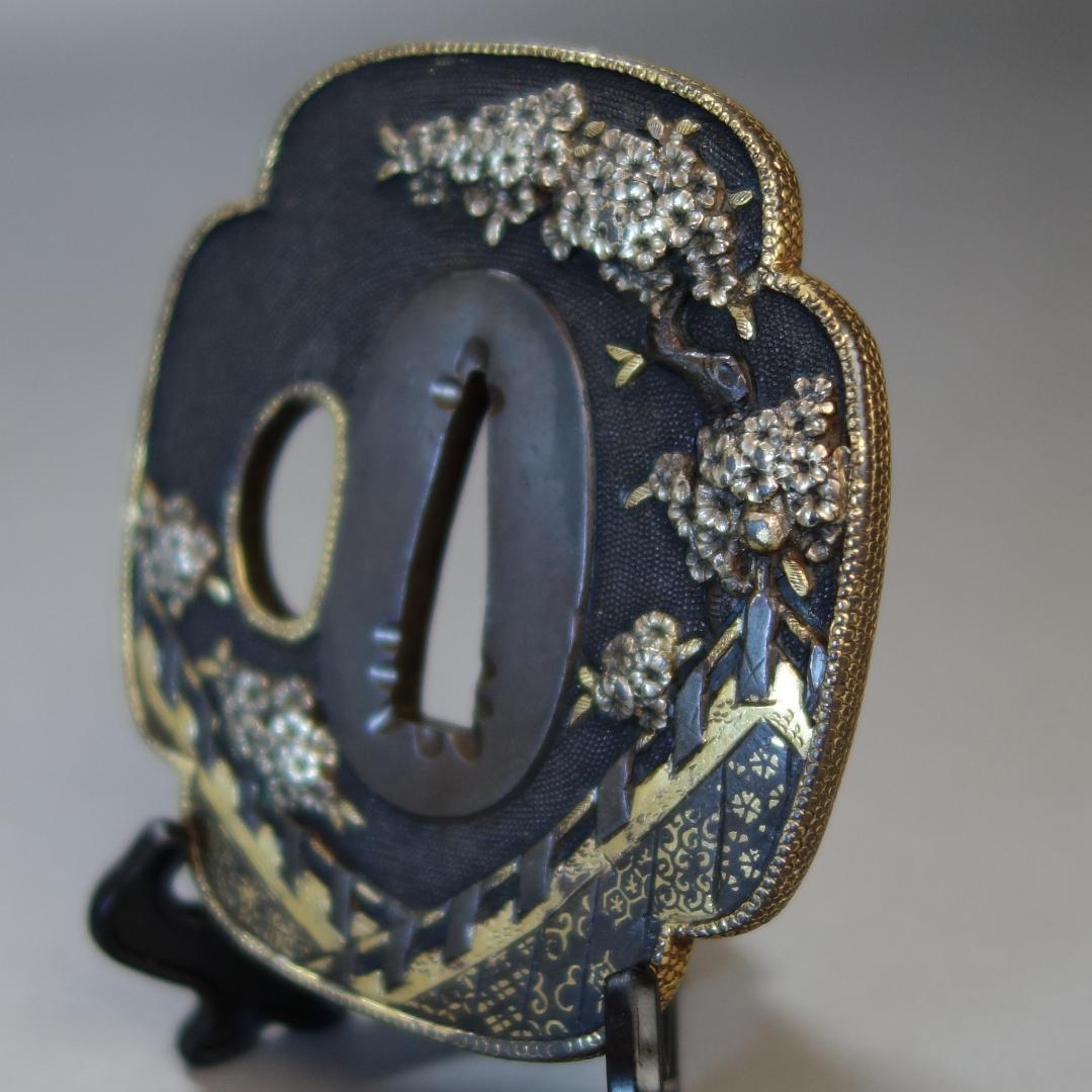 【桜花見図鍔 赤銅魚子地 高肉彫 鍍金銀】(鍔箱付き) 鍔 鐔 刀装具 武具