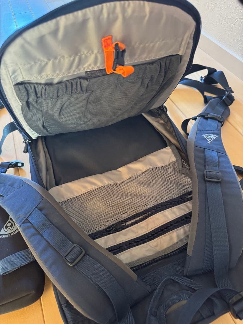 PLUSS ONE WORKS バックパック モバイルケース付