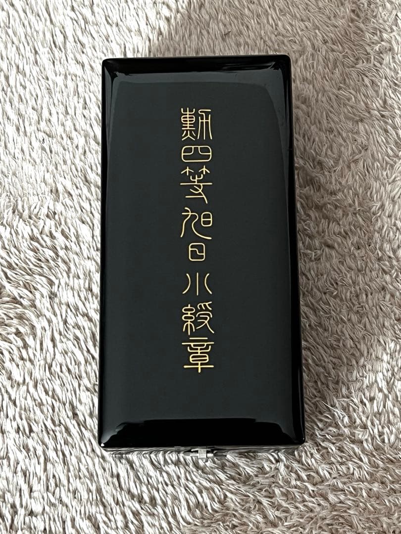 【勲章】勲四等旭日小綬章　略章　共箱