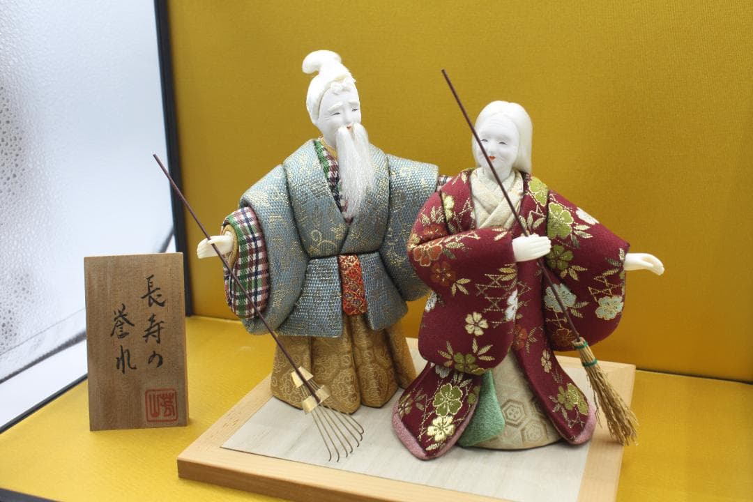 ガラスケース付き（寸法：横幅  約42cm）  木目込み人形