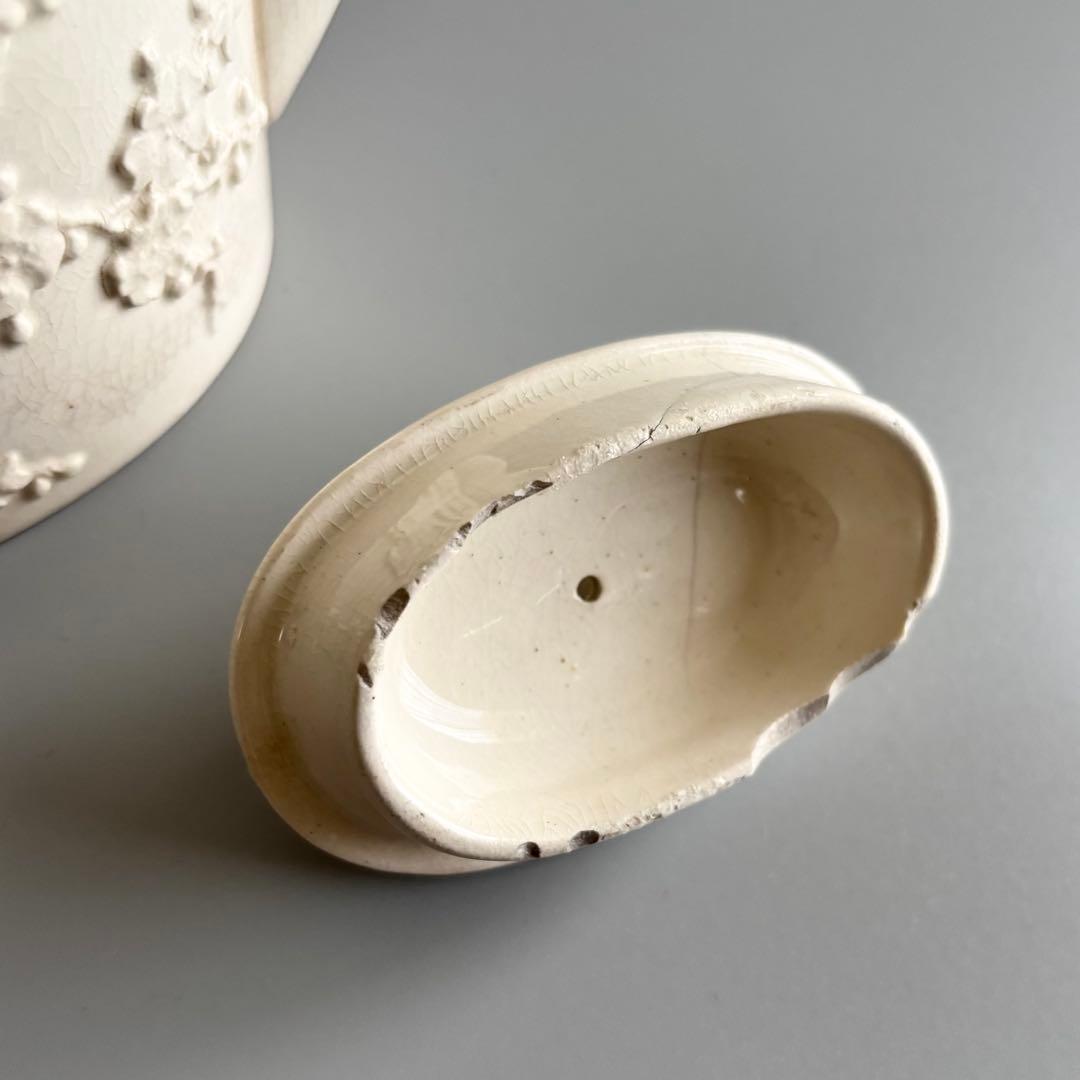 英国アンティーク　1880年代Bristol　　梅の浮彫りポット⚫︎稀少品・美術品