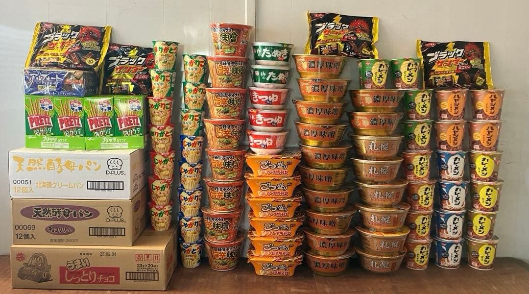 カップ麺　お菓子などの販売です。