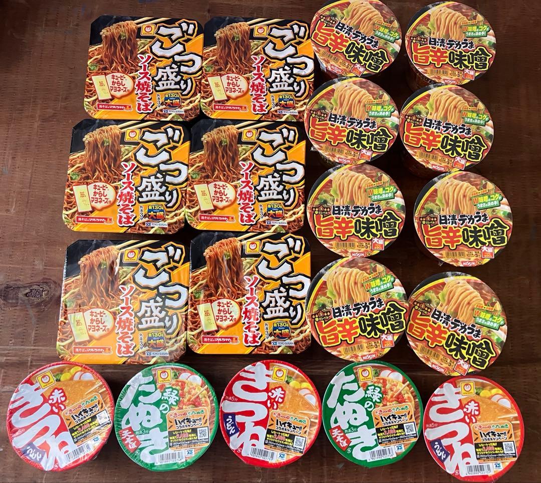 カップ麺　お菓子などの販売です。