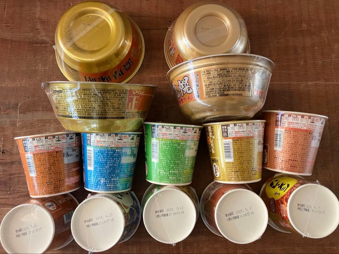 カップ麺　お菓子などの販売です。