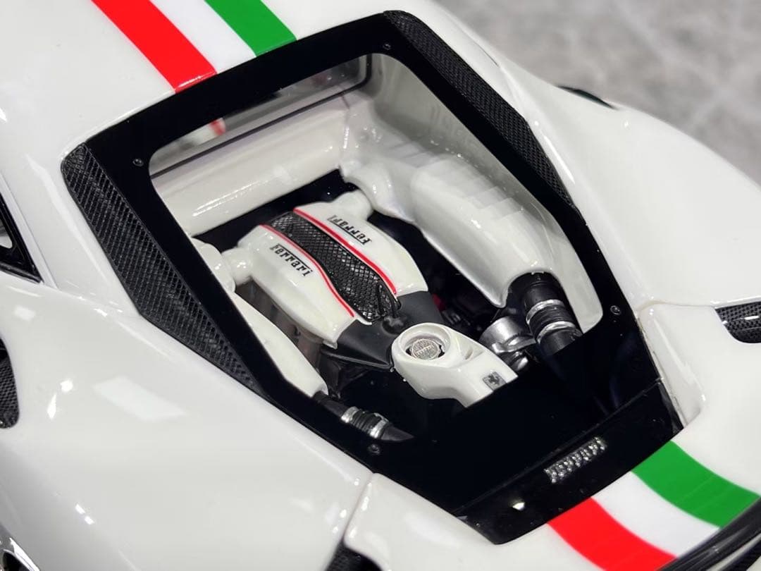 入手困難 UU モデル 夜光機能 1/18 フェラーリ 488 ピスタ ミニカー