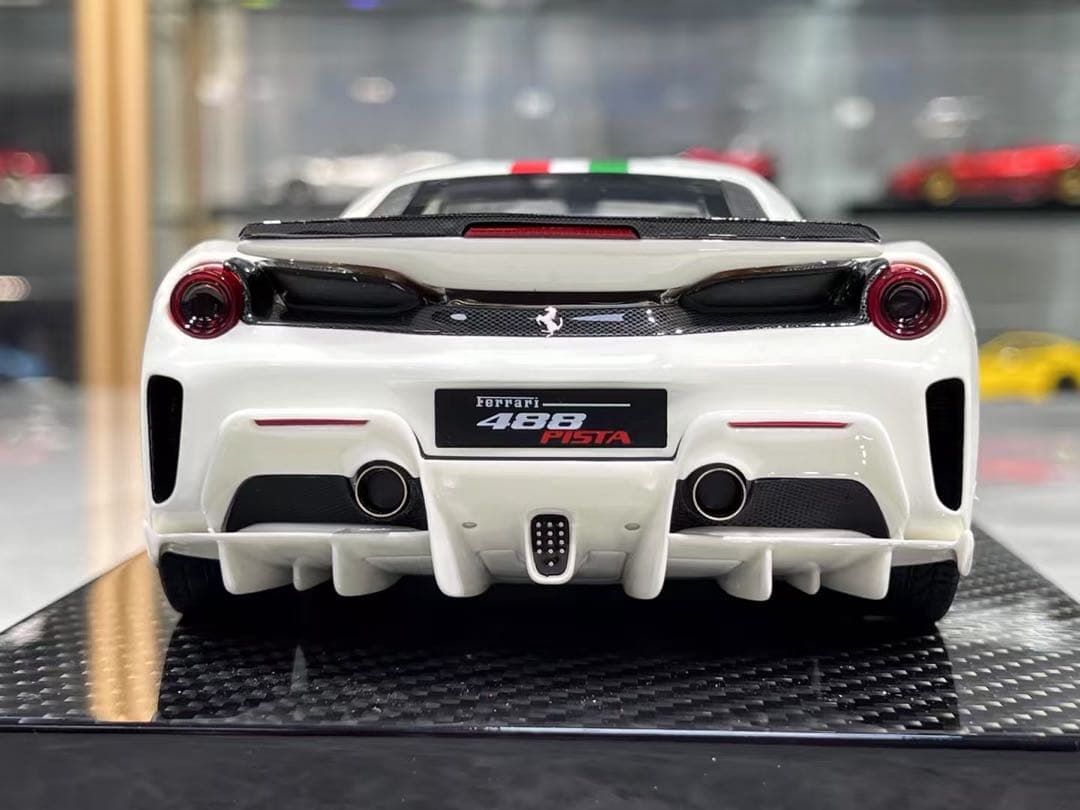 入手困難 UU モデル 夜光機能 1/18 フェラーリ 488 ピスタ ミニカー