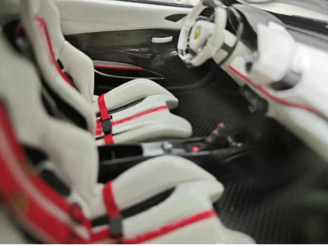 入手困難 UU モデル 夜光機能 1/18 フェラーリ 488 ピスタ ミニカー