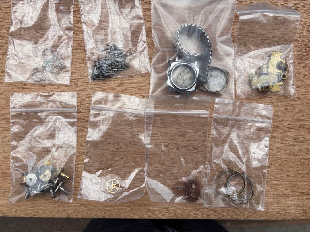 時計風防がたくさん入った小引き出し　5杯　時計部品　針　腕時計　デッドストック