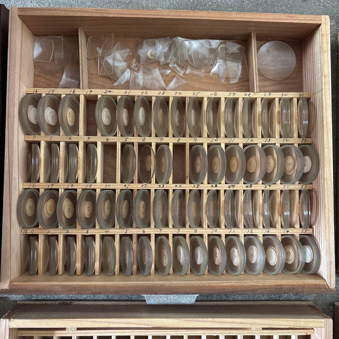 時計風防がたくさん入った小引き出し　5杯　時計部品　針　腕時計　デッドストック