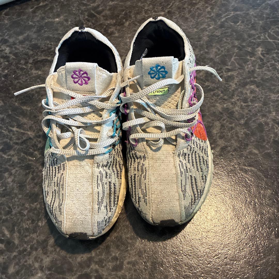 クッション性のあるスパイクシューズ グレー/マルチカラー