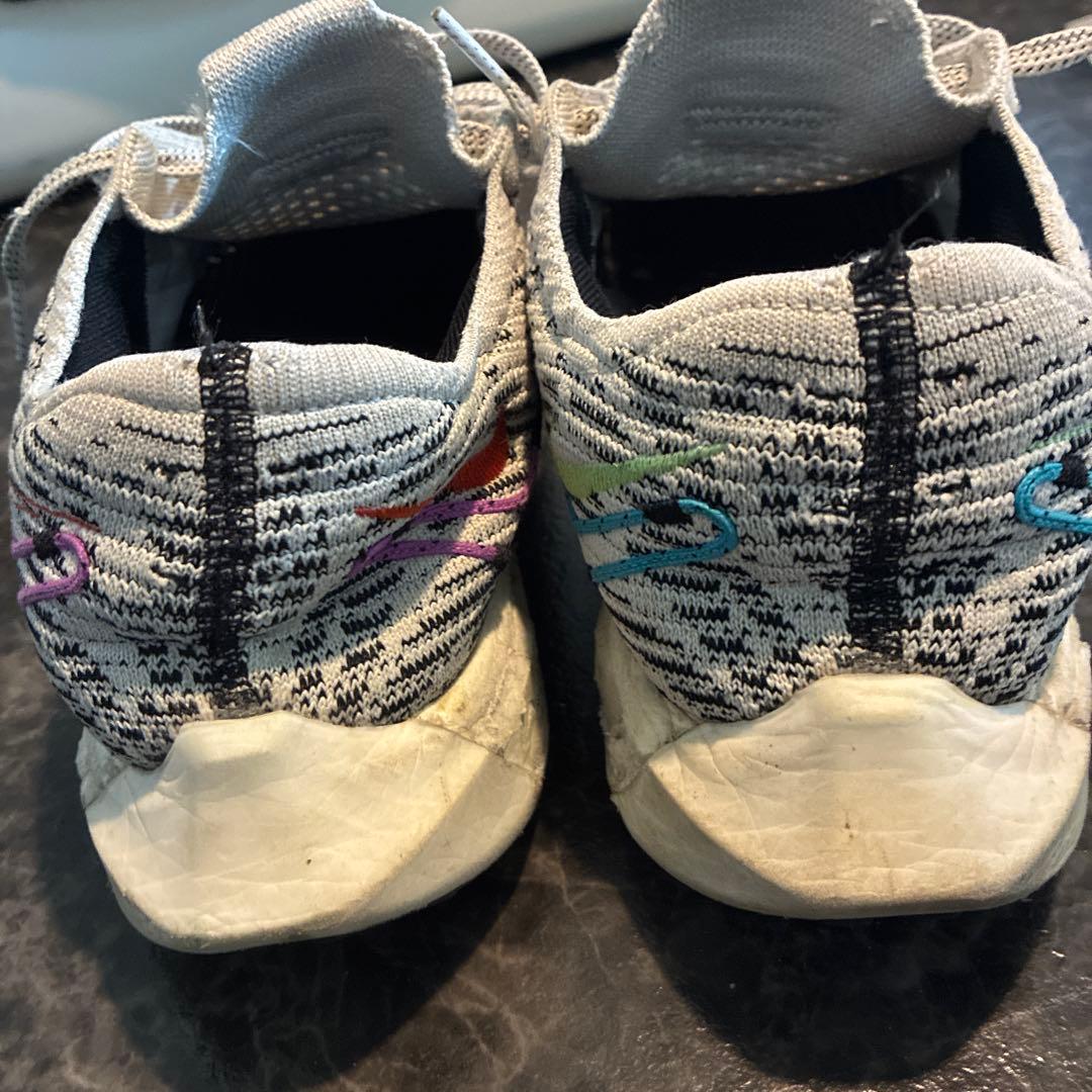 クッション性のあるスパイクシューズ グレー/マルチカラー