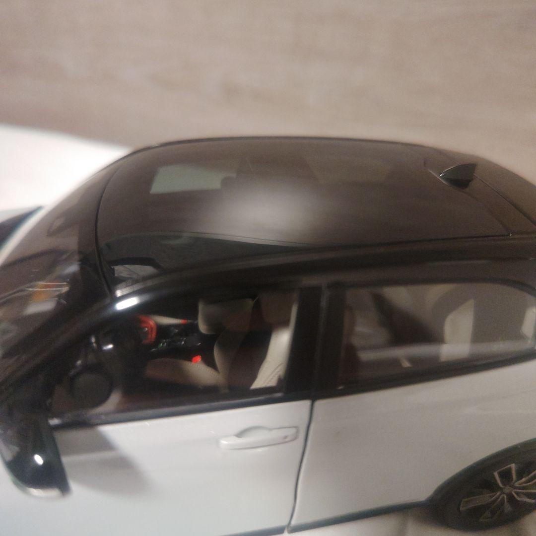 1/18 ミニカー　ホンダ　ヴェゼル　プレミアムサンライトホワイトパール