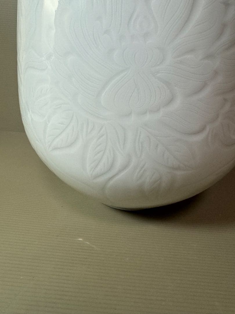 2921 松尾博之作　白磁花瓶　花文